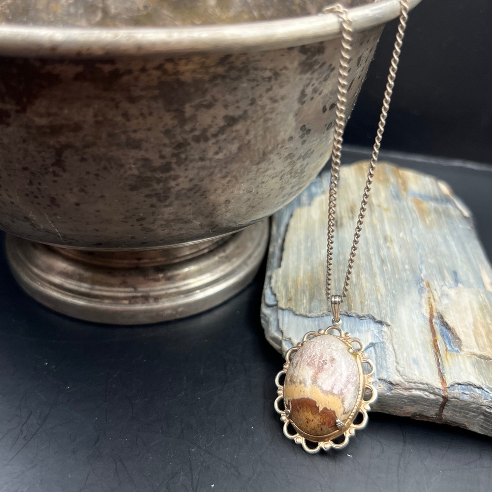 VTG Picture Jasper Pendant Necklace Gold Tone Scalloped Frame 20" Earthy Boho